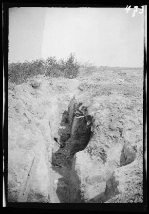 Dubissa-Stellung (=Dubysa, Gewässer in Litauen): Schützengraben an der Dubissa (Blick von oben) ("Russische Schützengräbenjenseits der Dubissa bei Sawdyniki")