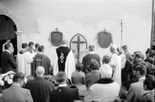 Langenegg, Vorarlberg: Feier vor der Kirche und Kranzniederlegung