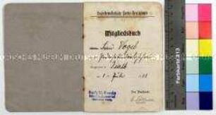 Mitgliedsbuch der Sozialdemokratischen Partei Deutschlands für die Ehefrau eines Parteisekretärs Frau Vogel