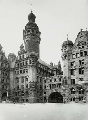 Leipzig, Neues Rathaus : Leipzig. Neues Rathaus. Teilansicht von NW mit Übergang Lotterstraße und Rathausbrunnen (Pfeifferhansbrunnen, G. Wrba)