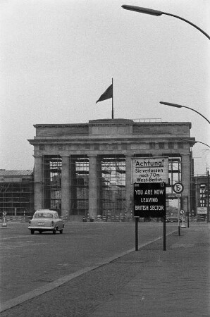 Berlin : In Berlin, Brandenburger Tor, mit Borgward Isabella,