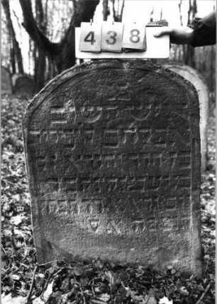Grabstein 438 (Index: 99752762) Material: Sandstein Zustand: leicht verwittert Maße HxBxT: 86x69x9 cm Beschreibung: Stele, Segmentbogenabschluß, Schriftfeld eingetieft: Grabstein 438