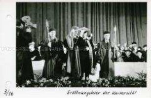 Einkleidung des Rektors beim Festakt zur Eröffnung der Humboldt-Universität in der Staatsoper (Admiralspalast)