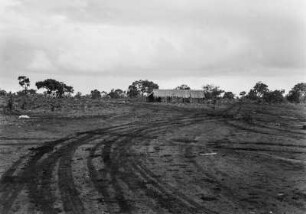 Tafelland : Blick über das Tafelland in Brasilien. An dieser Stelle nahe einer kleine Siedlung vereinen sich zwei Straßen.