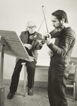 Der Bratscher Arnold Matz (1904-2006; Musiker und Komponist) während des Unterrichts mit einem Studenten der Musikhochschule Leipzig. Fotografie von Evelyn Richter, 1986