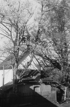 Kapelle : Die Kapelle des Ebenhofes bei Lohberg hinter Bäumen