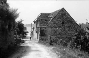 Rheinweiler: Haus am Hang, vom oberen Teil der Straße gesehen