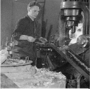 Dresden-Niedersedlitz. VEB Elektromaschinenbau Sachsenwerk Dresden. Zerspaner an einer Werkzeugmaschine