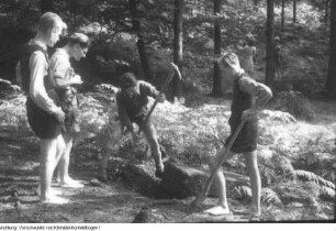 Sächsische Schweiz. Naturschutz-Wandergruppe am Zirkelstein. Wiedererrichten eines Gedenksteines, 1946