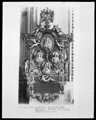 Epitaph für Konrad von Bergk (gestorben 1678) mit vier Portraitreliefs
