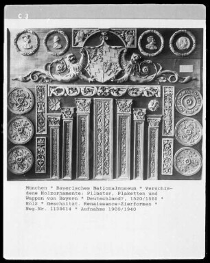 Pilaster, Plaketten und Wappen von Bayern, Renaissance-Zierformen