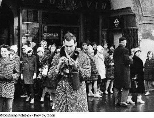 Achim Roth, ein Arbeitskollege des Fotografen Christian Borchert an der Deutschen Hochschule für Filmkunst in Potsdam-Babelsberg, mit Kamera