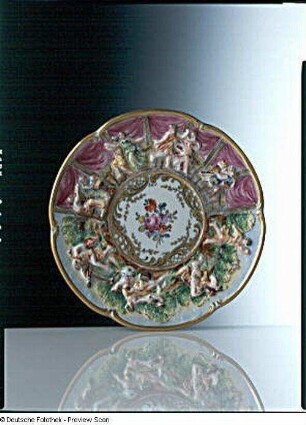 Teller mit Tanzenden und Musizierenden