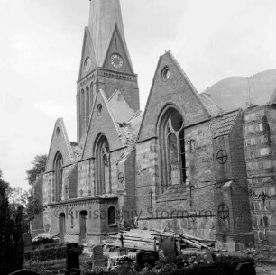 Friedenskirche ohne Dach: Grundsanierung: Außenansicht von Südosten: davor Bretter und weiteres Baumaterial: vorn Kirchhof