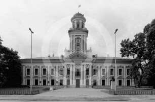 Hauptfassade der Academia Petrina in Jelgava (Mitau)