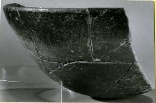 Fragment eines schwarz-roten, halbkugeligen Topfes