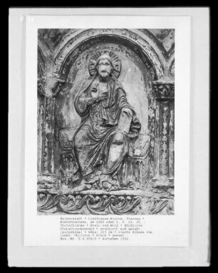 Nördliche Chorschrankenwand: Christus umgeben von sechs Aposteln — Vierte Arkade von links: Christus
