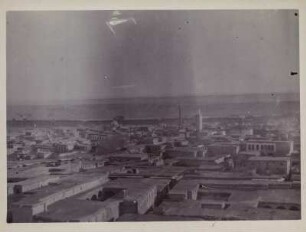 Blick über Diyarbakir : Blick vom Minarett der Ulu Cami (Große Moschee) nach Norden über die Stadt Diyarbakir. In der Bildmitte der gestreifte Turm der Nebi Moschee.