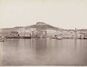 Blick vom Meer auf Neapel