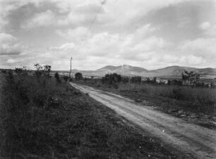 Straßenansicht : Straße von Songea zum Kloster der MissionsbenediktinerInnen in Peramiho.