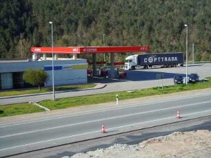 Pyrenäen - Tankstelle Elf : Tankstelle an einer Landstraße. Aufgenommen in den spanischen Pyrenäen bei Berga am 17. April 2012
