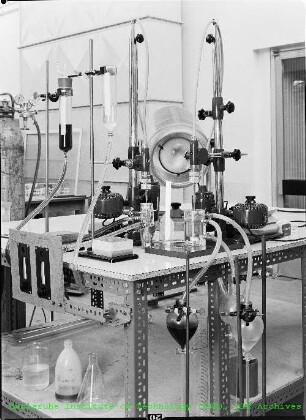 Unbekannte Versuchsanlage in einem Labor des Instituts für heiße Chemie (IHCh)