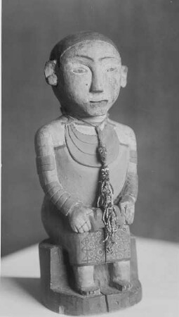 Frauenfigur mit Perlenschnur