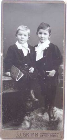 Zwei Buben im Fotoatelier