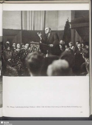 Der Wiener Individualpsychologe Professor Alfred Adler bei einem Gastvortrag im Rathaus Berlin-Schöneberg 1930