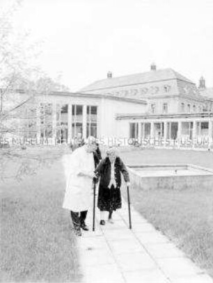 Seniorin lernt im Rehabilitationszentrum Klinikum Berlin-Buch das Gehen mit einer Prothese