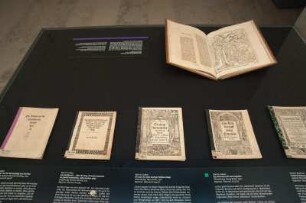 SLUB, Ausstellung "Wie Luthers Worte fliegen lernten" : Ausstellungsvitrine "Sterben"