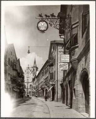 Schwaz, Österreich. Franz-Josef-Straße mit Blick auf die Pfarrkirche Maria Himmelfahrt