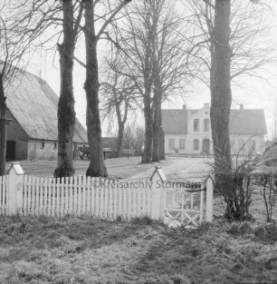Anwesen "Klosterhof": links Wirtschaftsgebäude: vorn Holzzaun: dahinter Bäume: im Hintergrund Gutshaus