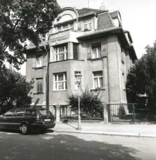 Dresden-Trachau, Kronenstraße 24. Villa (um 1910). Straßenansicht mit Einfriedung