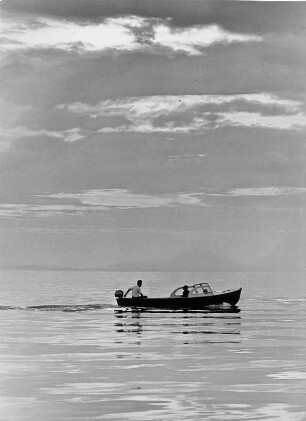 Ein Motorboot fährt auf dem Bodensee