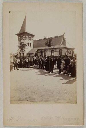 No 3. Auswanderer vor der Kirche