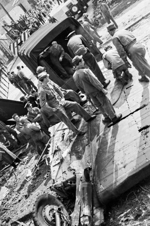 Berlin (West), Zehlendorf, Prinz-Handjery-Straße. Absturzstelle eines Transportflugzeuges ("Rosinenbomber") während Beräumungsarbeiten