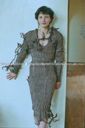Modell in einem braunen Lederkleid der Designergruppe Allerleirauh