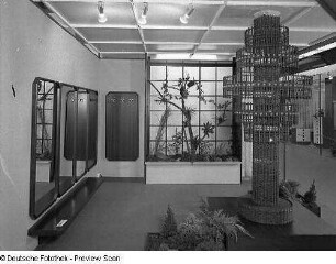 Garderobe : Ausstellungskoje mit Garderobe (1977; VEB Raumkunst Lauchhammer)
