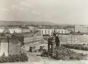 Dresden. Blick vom Georgentor nach Osten über die Ruine der Frauenkirche und das Albertinum auf die Elbhänge im Hintergrund