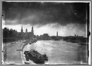 Dresden, Blick von der Carolabrücke über das Terrassenufer zur Hofkirche
