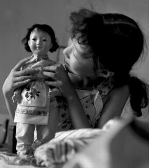 Pionierpalast, Mädchen mit einer Puppe : Shanghai (China). Pionierpalast, Mädchen mit einer Puppe