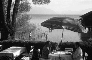 Seebruck: Strandcafé mit zwei Gästen