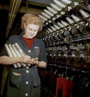 Arbeiterin mit Spindeln im VEB Filmfabrik Wolfen : Werbeaufnahme für die Marke ORWO des VEB Filmfabrik Wolfen
