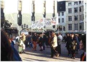 Mitglieder der DKP und der Grünen demonstrieren auf dem Münsterplatz in Bonn gegen die Wiedervereinigung