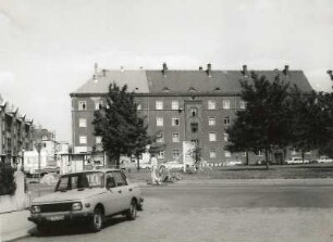 Dresden-Mickten, Bunsenstraße 17/Rietzstraße 54/52. Wohnanlage (Wohnungsbaugenossenschaft "Vorwärts" der Konsumgenossenschaft Dresden; um 1930). Straßenfront Rietzstraße