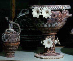 Krater mit Blüten