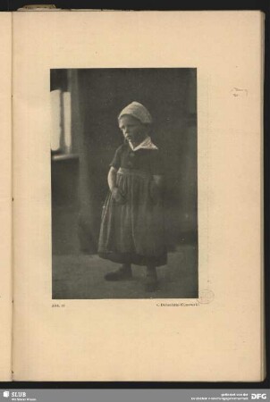 Mädchen mit Schürze und Haube