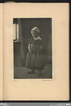 Mädchen mit Schürze und Haube