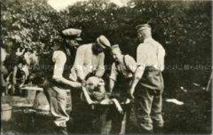 Soldaten beim Schweinebrühen in Russland